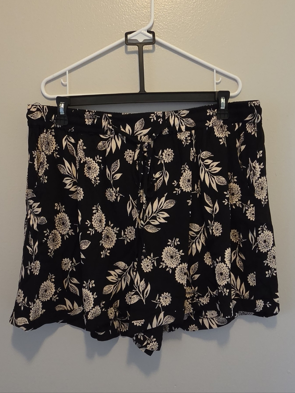 Women's Black Floral Print Pull-On Shorts